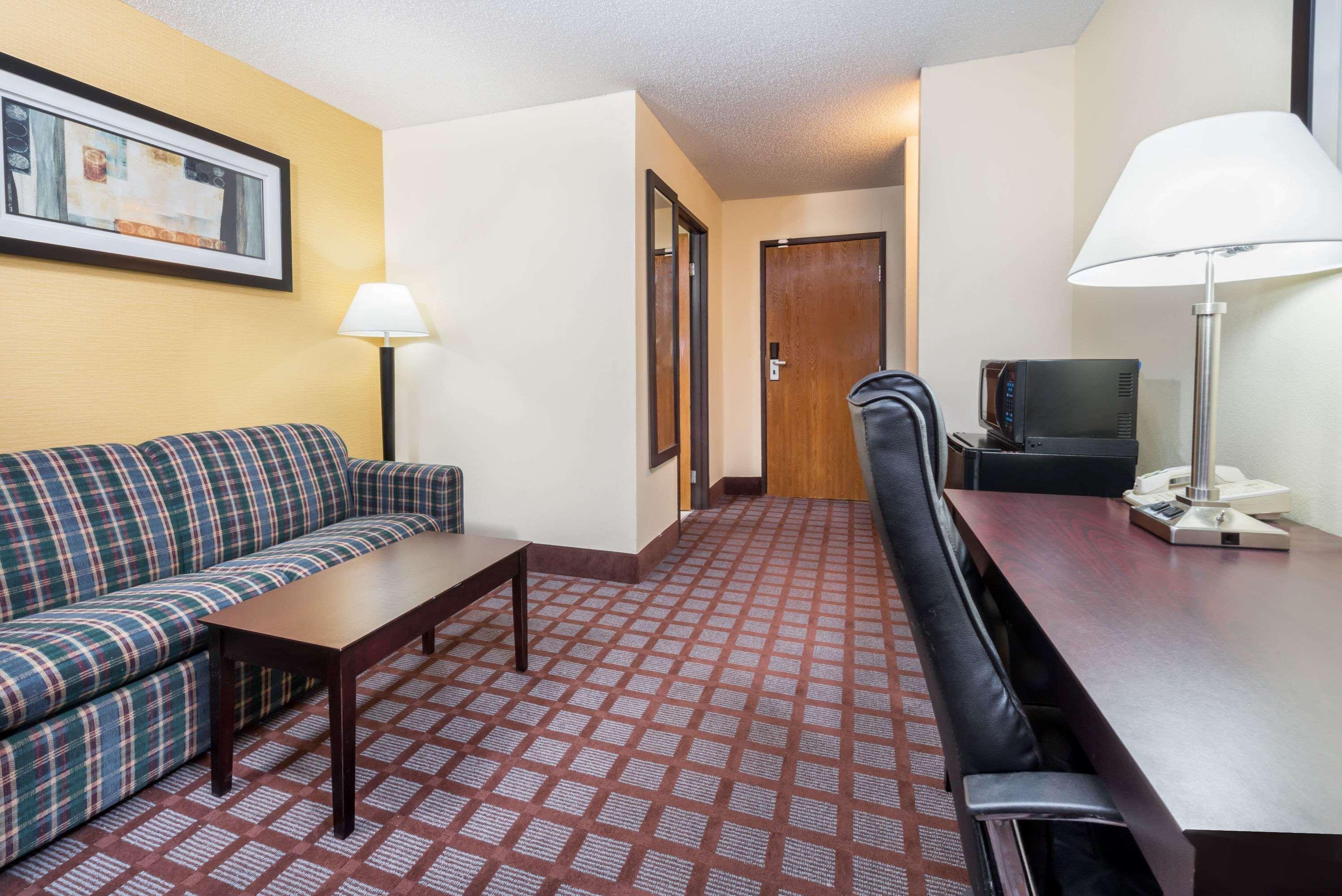 Super 8 By Wyndham Bloomington University Area Exterior foto